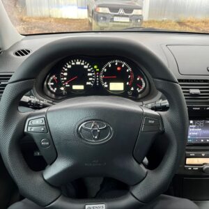 Анатомический руль без центральной части, подогрева черная нить на Toyota Avensis