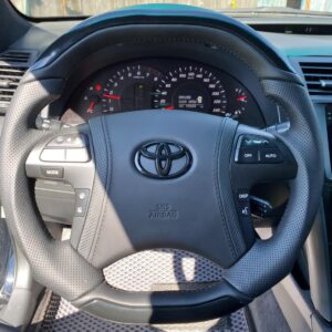 Анатомический руль с центральной частью с подогревом на Toyota Camry (черные лакированные вставки)
