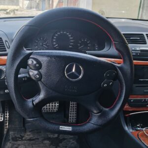 Анатомический руль  без центральной части и подогрева на Mersedes нить красная