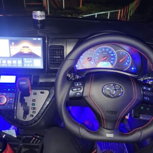 Анатомический руль с подогревом и центральной частью, кнопками красная нить на Toyota WISH